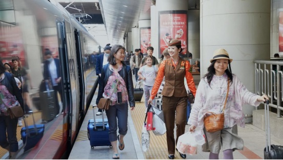 美港通配资 中国铁路武汉局“五一”假期共发送旅客近五百万人次 装运各类物资130万吨