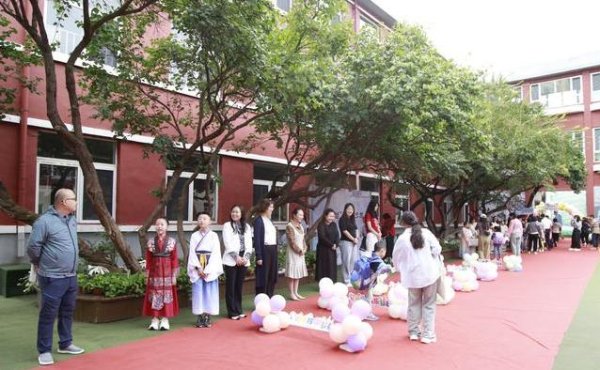 优益配资 开学第一天，老师点红痣，孩子写“人”字感动全场